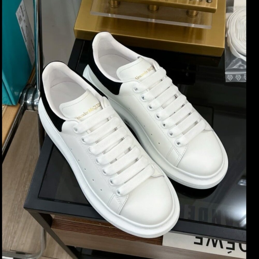 Alexander McQueen Sneakers in Black/White - Picture 3 of 3